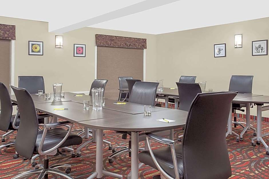 Super 8 by Wyndham Brandon MB