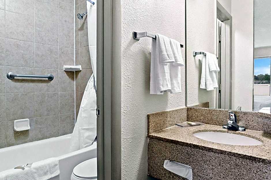 Days Inn & Suites by Wyndham Warren