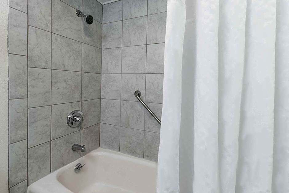 Travelodge by Wyndham Shreveport LA