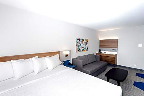 Queen Studio Suite - Non-Smoking