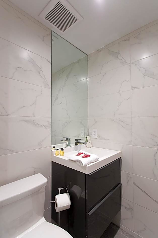 Studio Palms Steps from JeanTalon Market Full Bath by Den Stays