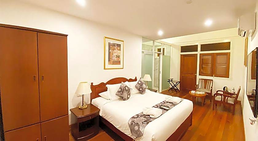 Heeren Straits Hotel