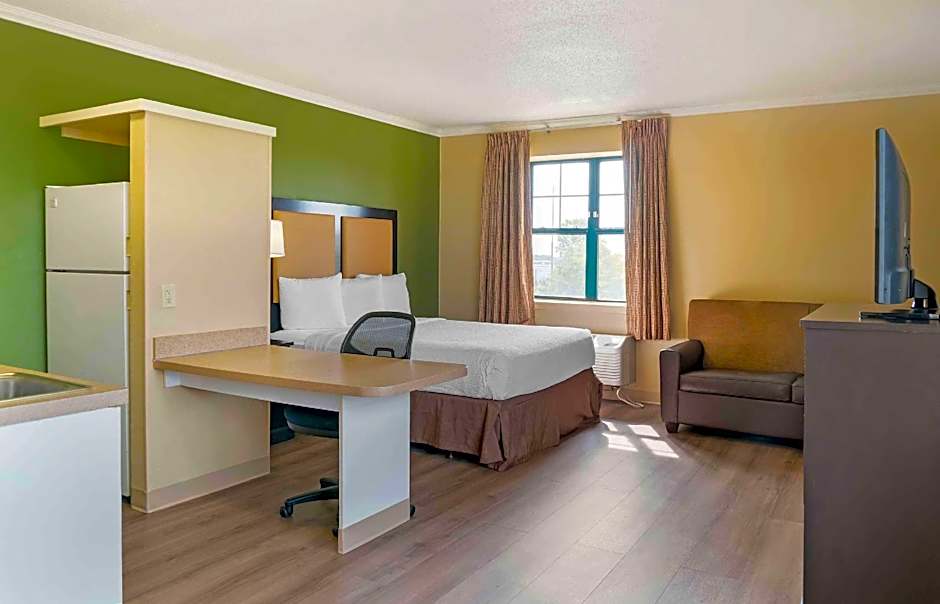 Photo 1 of 5 of Deluxe 1 Queen Bed