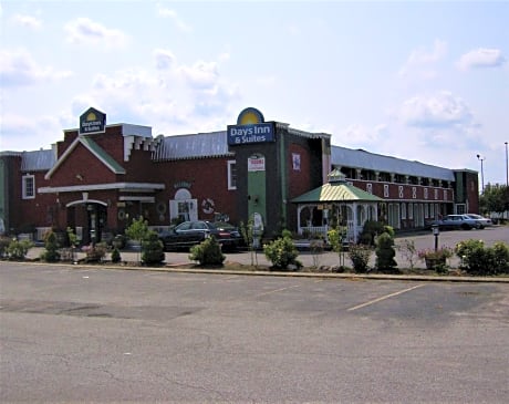 Days Inn & Suites by Wyndham Terre Haute