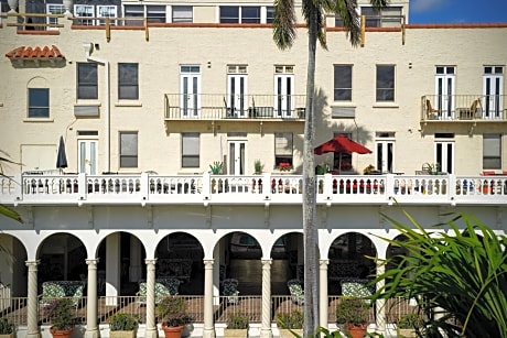 Palm Beach Historic Hotel with Juliette Balconies! 2 blocks from beach!