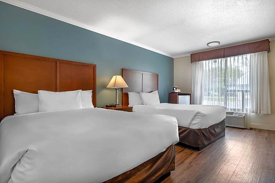 Econo Lodge Inn & Suites