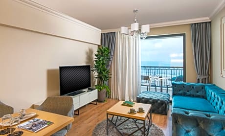 One-Bedroom Apartment with Balcony and Sea View - Free Parking and SPA Access