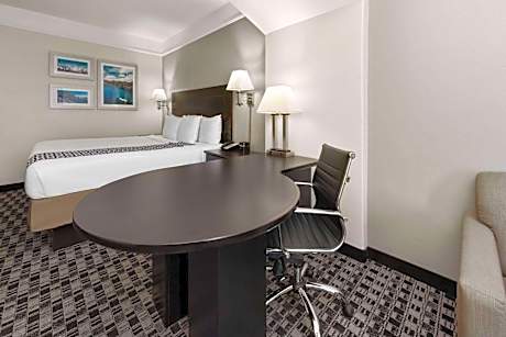 Deluxe King Room with Roll In Shower - Mobility Accessible/Non-Smoking