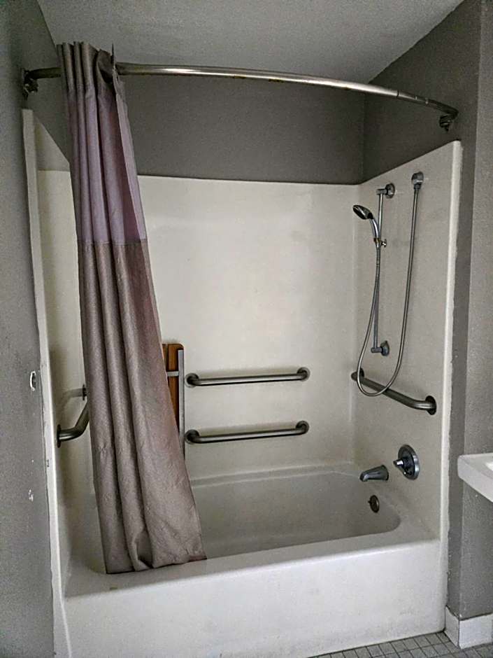 Super 8 by Wyndham Tracy