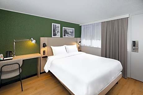 Standard Room - 1 Queen Bed