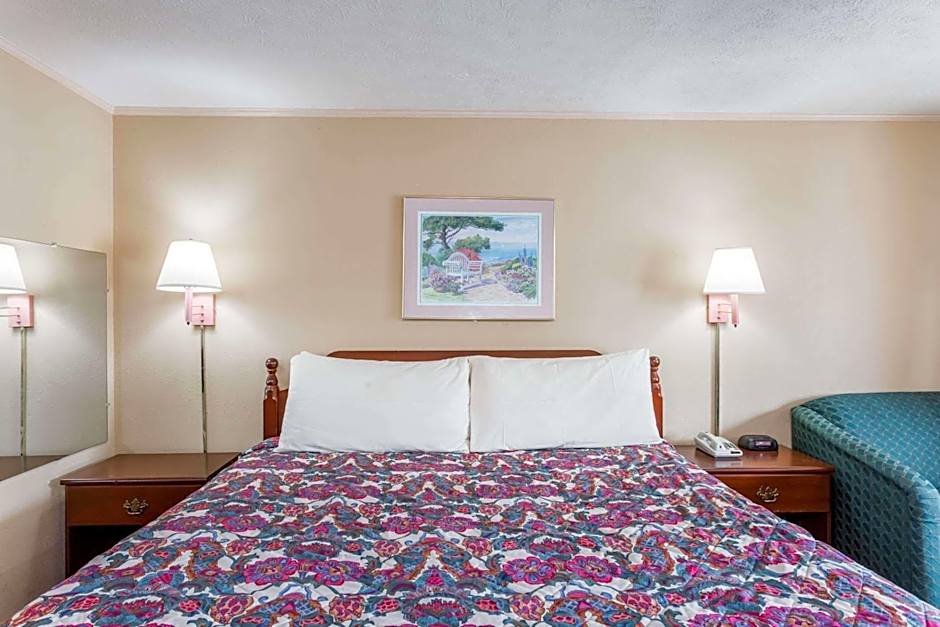 Travelodge by Wyndham Ridgeway Martinsville Area