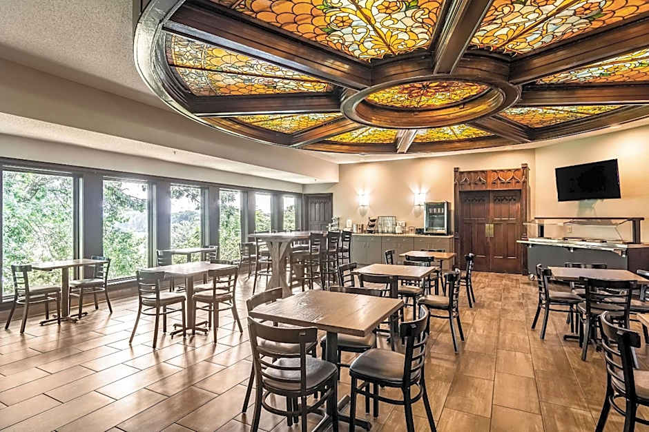 Riverview Inn & Suites, Ascend Hotel Collection