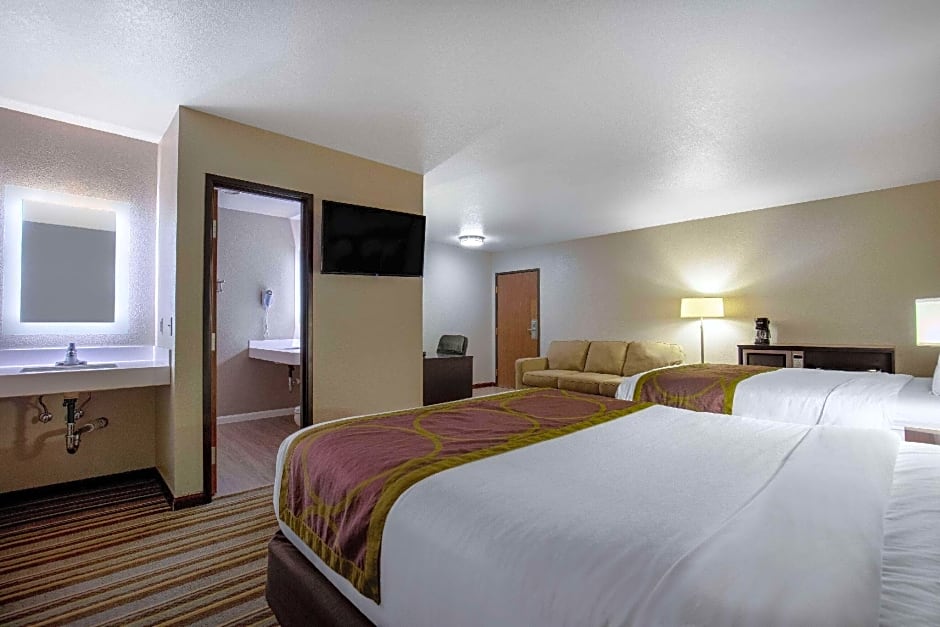 Super 8 By Wyndham St. Regis