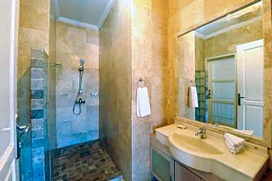Bali Court Hotel & Apartment