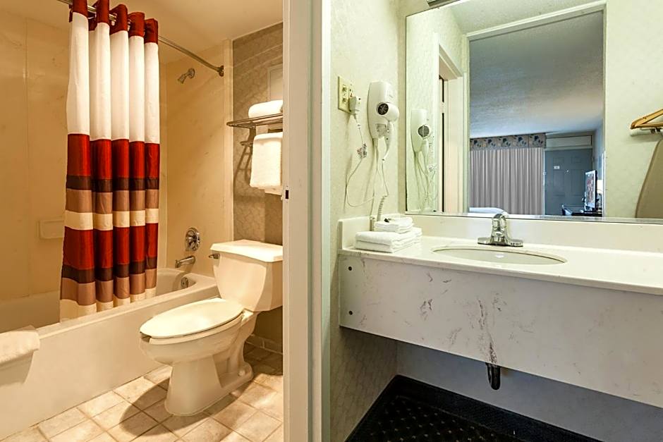 Red Roof Inn & Suites Dekalb