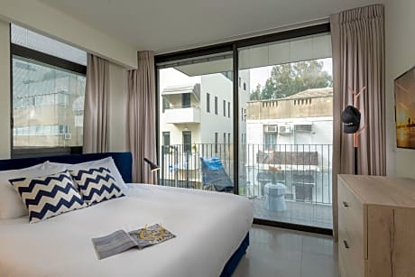 Three-Bedroom Apartment with Balcony