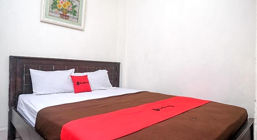 RedDoorz @ Hotel Rich Parepare near Pantai Mattirotasi