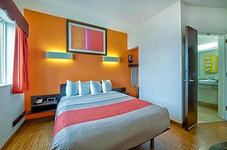 1 QUEEN BED | MOBILITY ACCESS RI SHWR NSMK