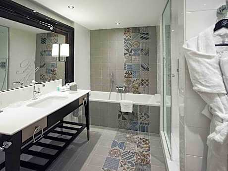 Deluxe City View Room with Queen Bed