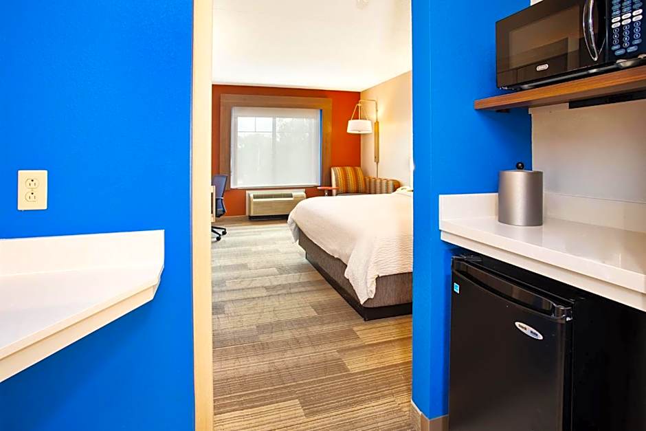Photo 1 of 6 of 1 King Bed, Hearing/Mobility Accessible