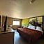 Super 8 by Wyndham Topeka/Wanamaker RD/I-70