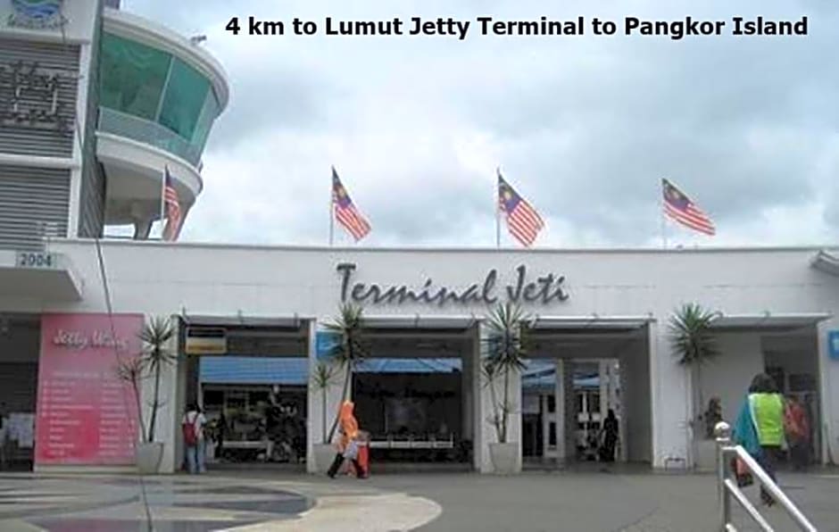 Yellow Cube at Lumut Cube Homestay Kontena