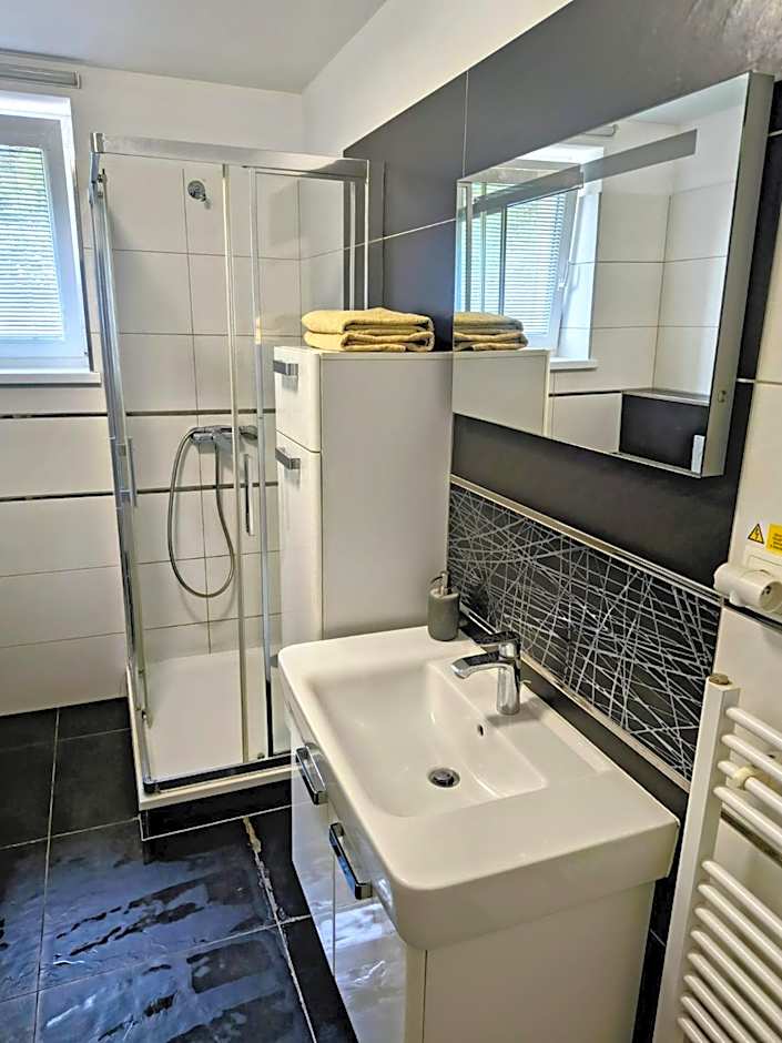 Martin City Stay - Elegant Apartment with Private Parking
