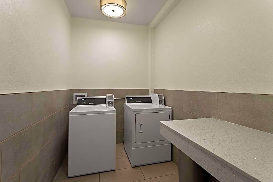 Comfort Suites   University