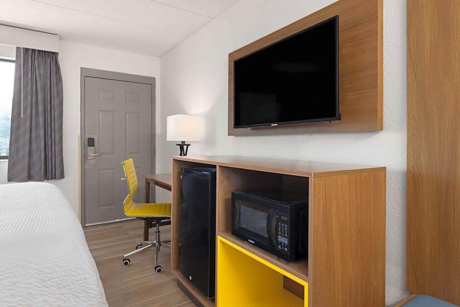Days Inn & Suites by Wyndham Indianapolis Airport East
