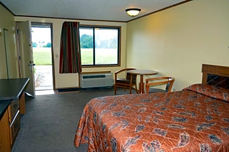 Standard Queen Room with One Queen Bed