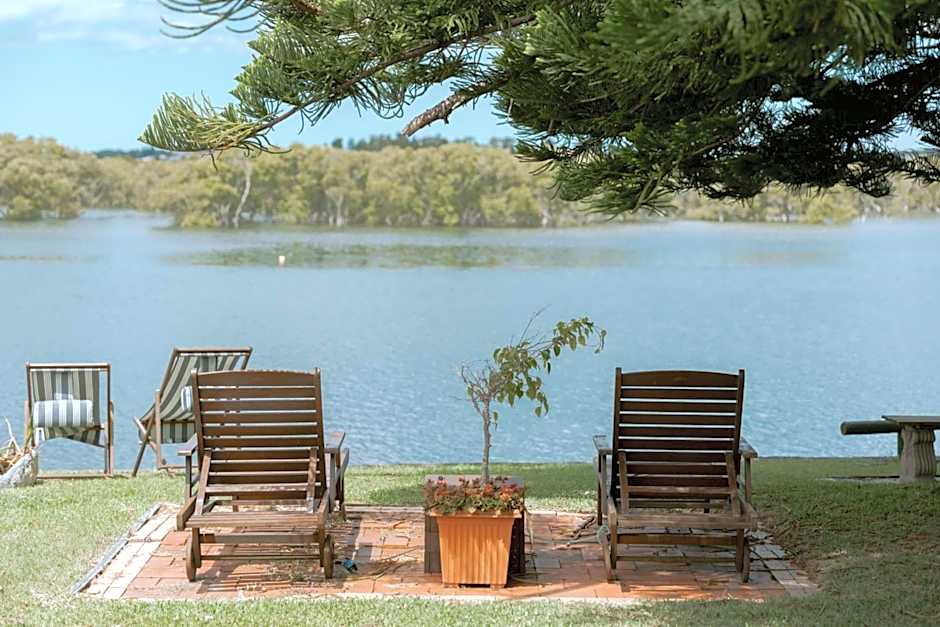 Black Swan Waterfront Motel