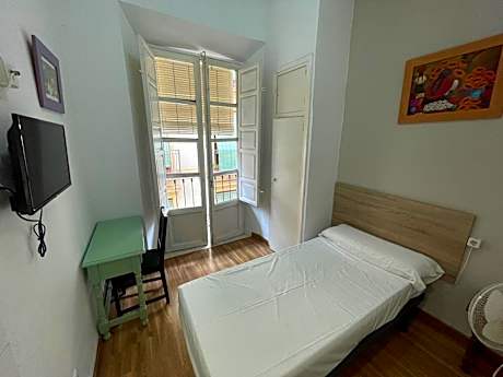 Basic Single Room with Shared Bathroom