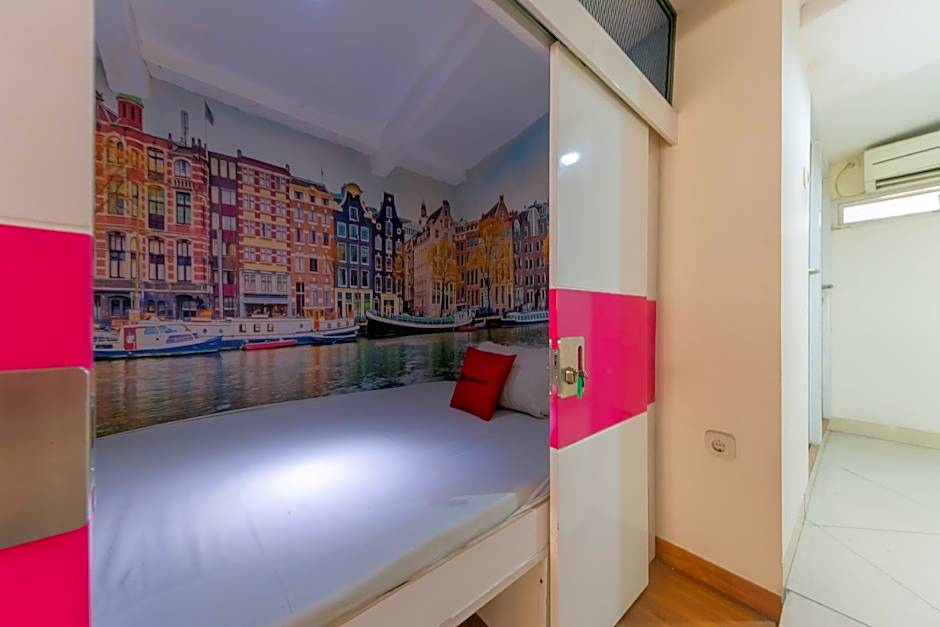 Kiara Cozy Kircon Hostel By RedDoorz – Bandung, KY