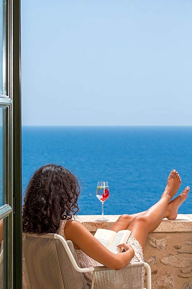 Moni Emvasis Luxury Suites