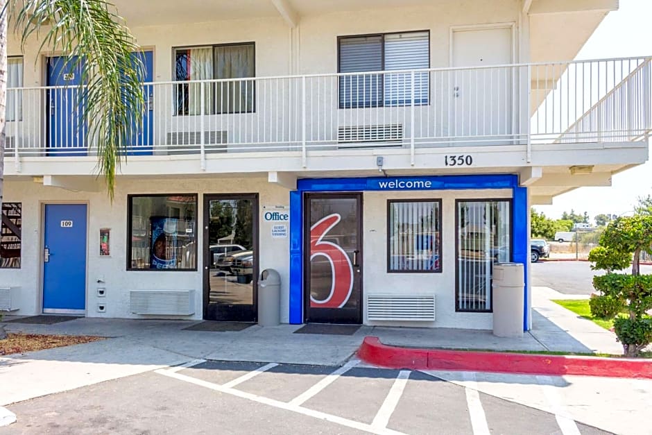 Motel 6 Bakersfield, CA - Convention Center