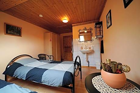 Standard Twin Room with Shared Bathroom