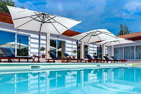 Villa Stella - heated pool, jacuzzi & sauna