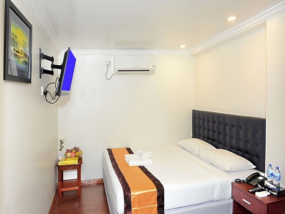 Hotel Bond