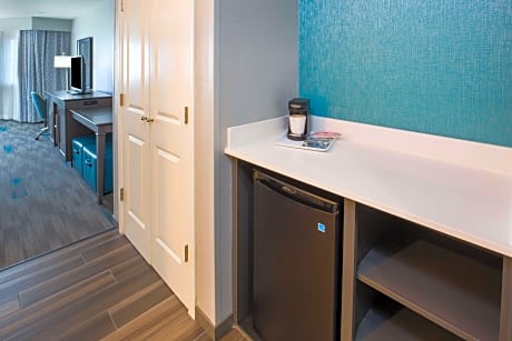 2 Queens Mobility/Hearing Access Ri Shwr Ns