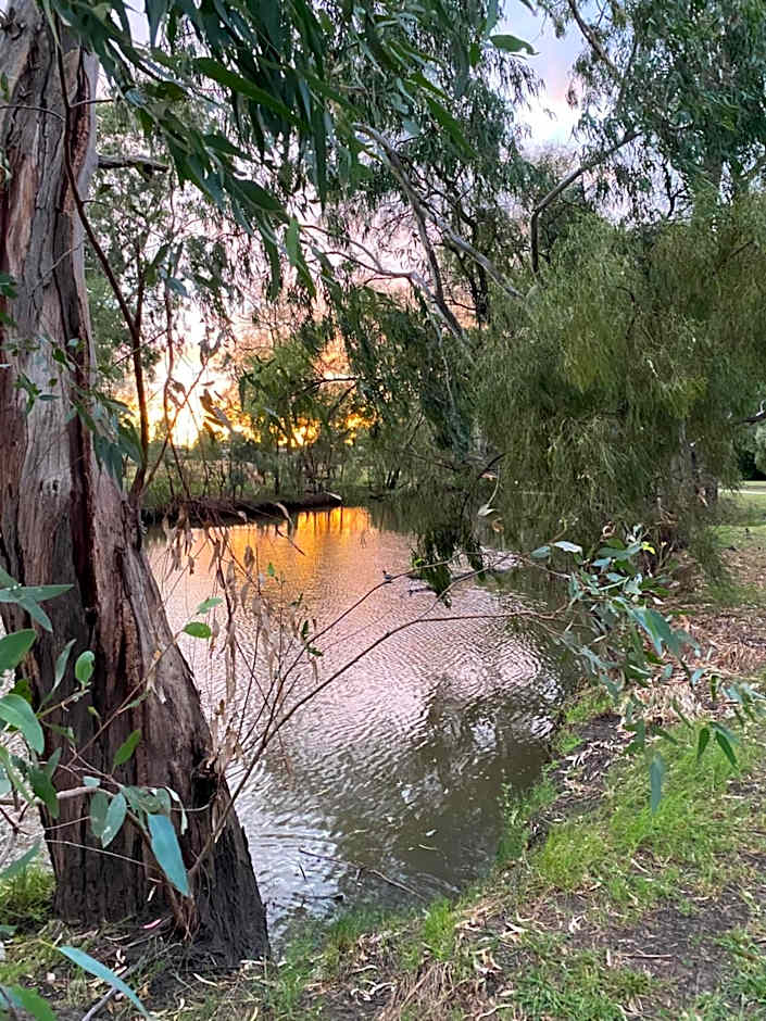 Country Pathfinder Motor Inn