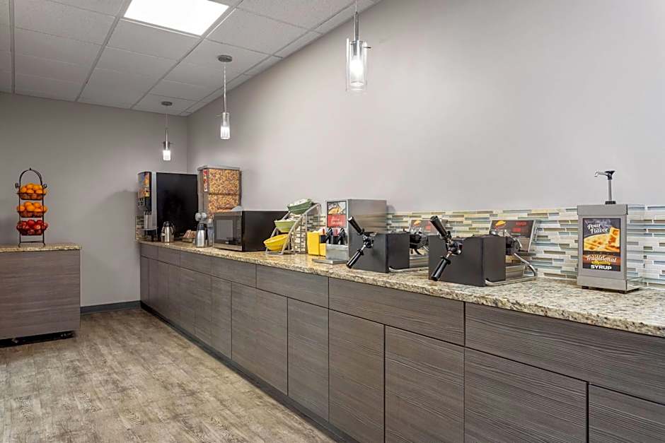 Days Inn and Suites by Wyndham Hammond, IN