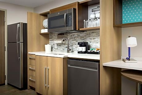 One-Bedroom King Suite - Non-Smoking