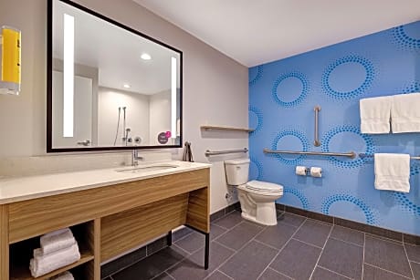1 King Mobility/Hearing Acc Roll In Shower