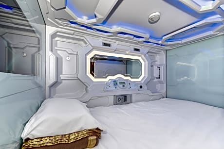 Deluxe Side-Entrance Capsule - Single Bed