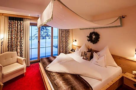 Family Suite (2 Adults + 2 Children)