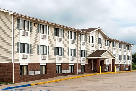 Super 8 by Wyndham Kingdom City