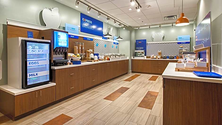 Holiday Inn Express & Suites Racine By IHG