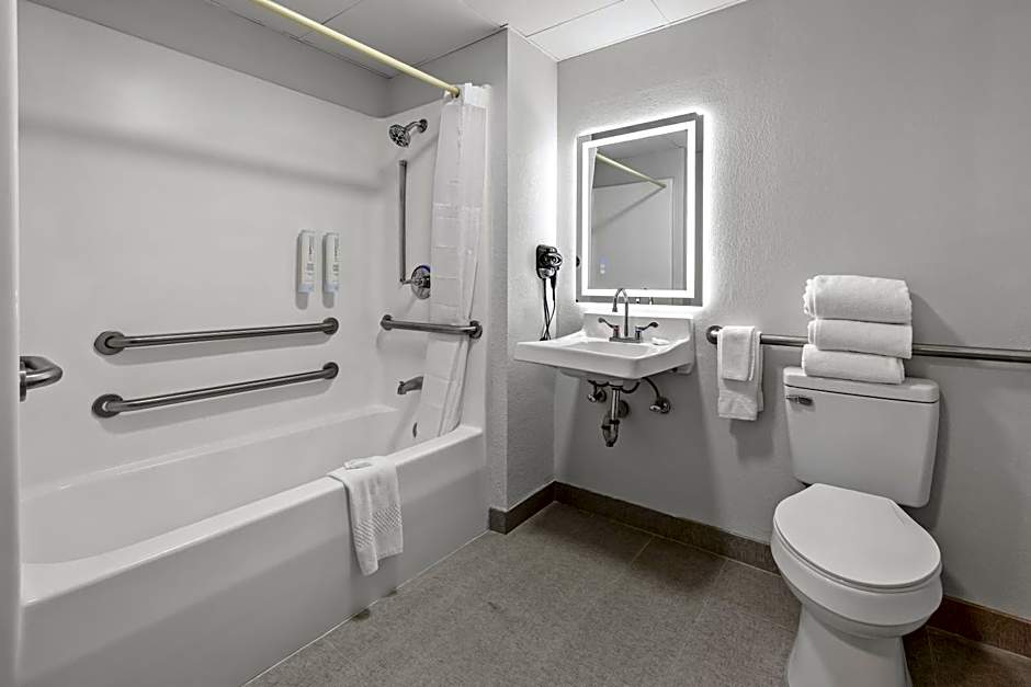 Clarion Pointe Springfield Southeast
