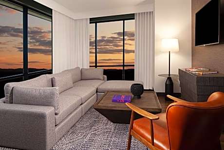 1 Bedroom Presidential Suite, 1 King, Corner Room, Top Floor