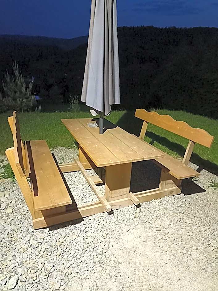 Domki i apartamenty nad jeziorem solińskim z basenem I widokiem na góry